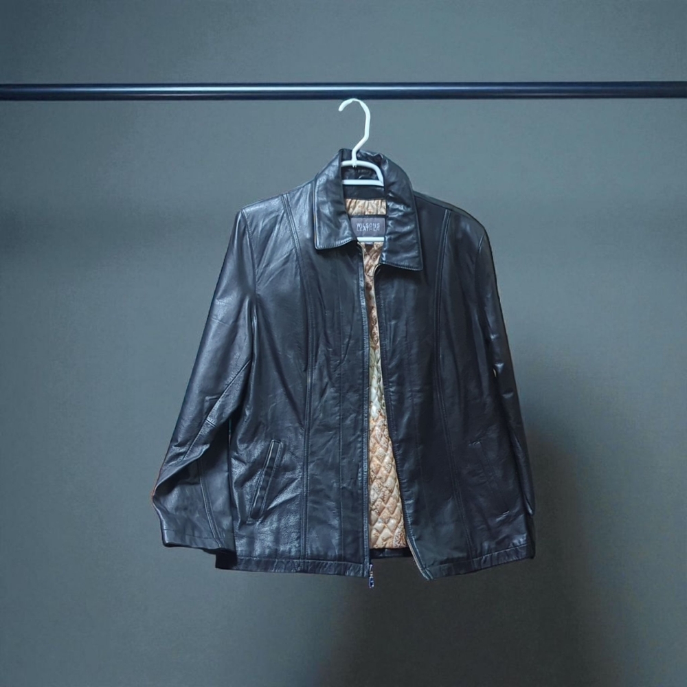 BEAUTIFUL CONDITION BLACK LEATHER JACKET FROM WILSONS LEATHER!